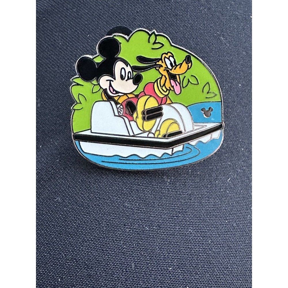 Walt Disney 2005 Cast Lanyard Mickey Mouse Pluto Paddle Boat Trading Pin Camping